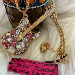 NEW BETSEY JOHNSON NWT BNWT pink rhinestone guitar pendant with gold tone chain